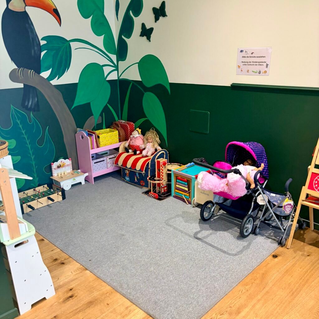 Indoor play area for kids at Smashy family friendly dinning in Küssnacht am Rigi in Switzerland