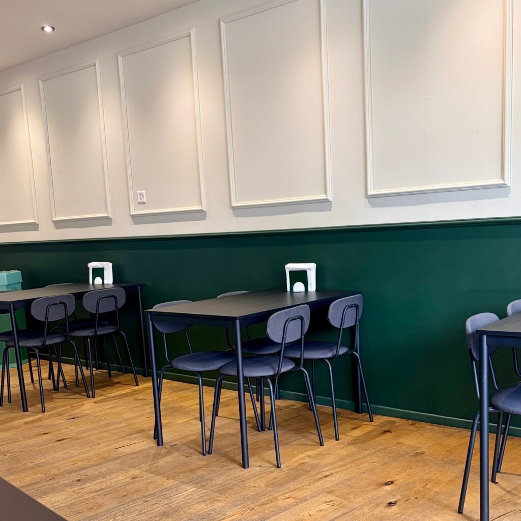 Indoor dinning space at Smashy family friendly dinning in Küssnacht am Rigi in Switzerland